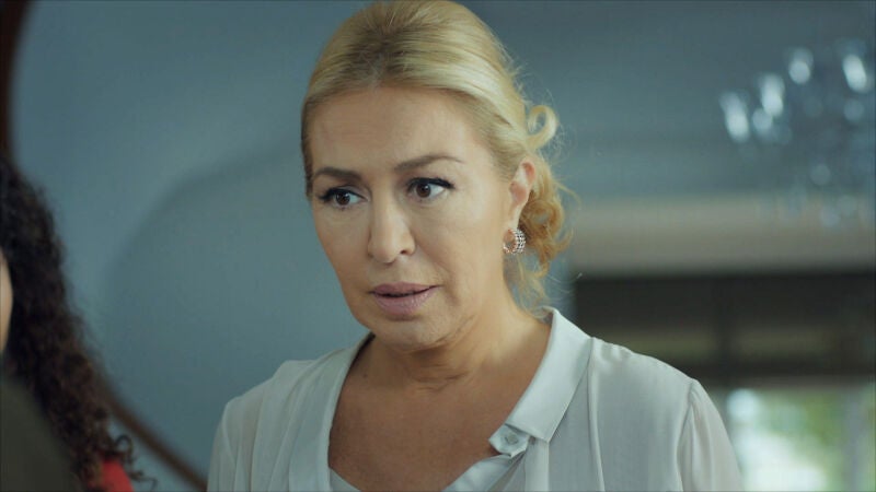 La madre de Zeynep se queda sorprendida cuando conoce a su nieta Turna