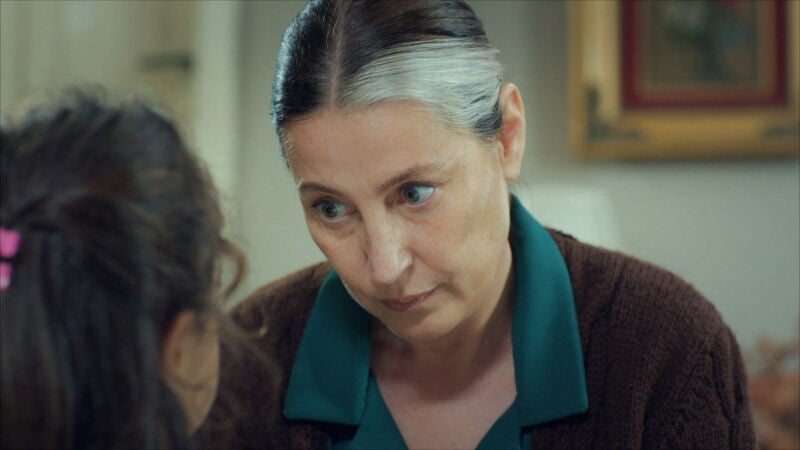 Gonül descubre la verdad de Zeynep y Turna, pero no las delatará