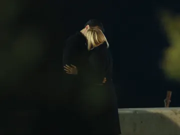 El beso de la madre de Mira El beso de la madre de Mira
