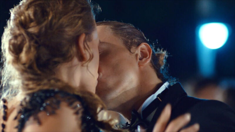 Orkun besa por sorpresa a Mira delante de Yaman 