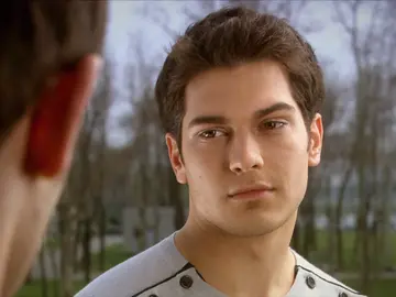 Emir y Feriha se conocen y esta reacciona de una forma muy inesperada Emir y Feriha se conocen y esta reacciona de una forma muy inesperada