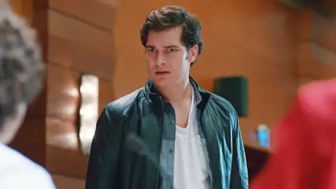Eylül y Mert se casan y tienden una trampa a Mira y Yaman Eylül y Mert se casan y tienden una trampa a Mira y Yaman