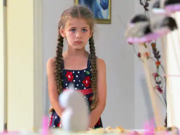 Ayse esconde a Elif en la casa donde trabaja Ayse esconde a Elif en la casa donde trabaja