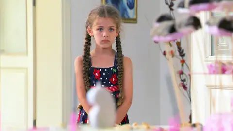 Ayse esconde a Elif en la casa donde trabaja Ayse esconde a Elif en la casa donde trabaja