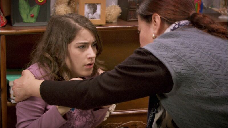  Zehra propina una paliza a su hija Feriha