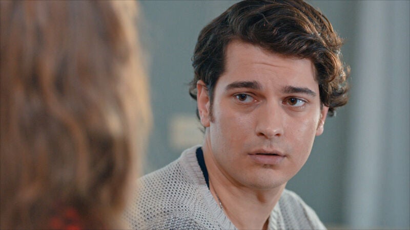 Yaman arregla sus problemas con Sibel y se sincera con Mira