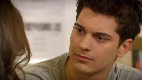 Emir no puede negarlo: sigue enamorado de Elif Emir no puede negarlo: sigue enamorado de Elif