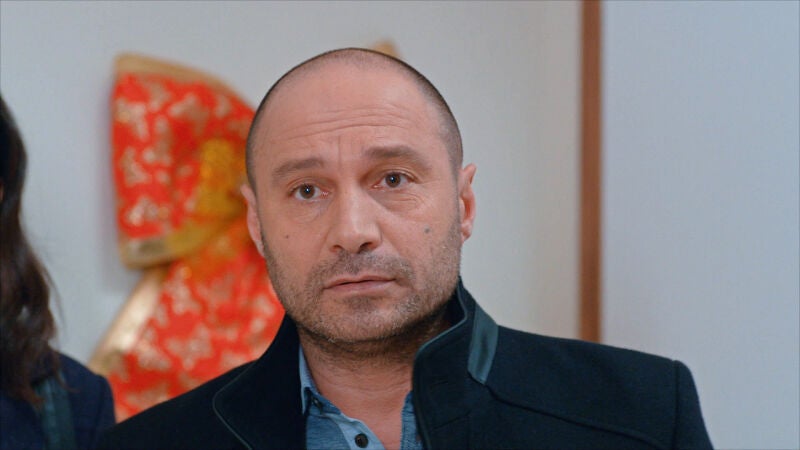 Yaman recibe una incómoda y desagradable visita en el hospital