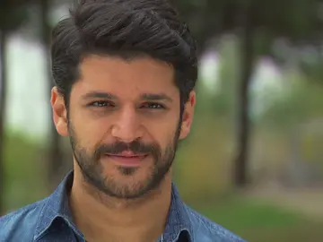 Selim ayuda a Ayse y se encuentra con Zeynep en el parque Selim ayuda a Ayse y se encuentra con Zeynep en el parque