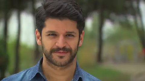 Selim ayuda a Ayse y se encuentra con Zeynep en el parque Selim ayuda a Ayse y se encuentra con Zeynep en el parque