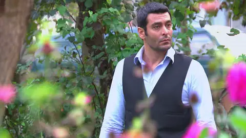 Kenan descubre la casa de Melek y Veysel Kenan descubre la casa de Melek y Veysel