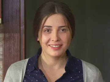 Melek descubre que Elif está en su restaurante Melek descubre que Elif está en su restaurante