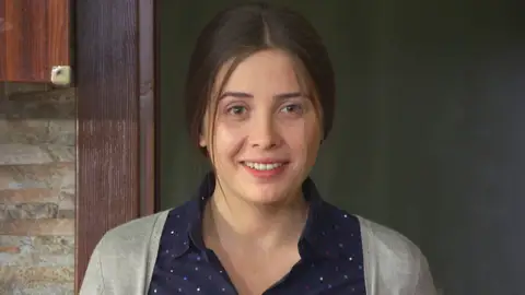 Melek descubre que Elif está en su restaurante Melek descubre que Elif está en su restaurante