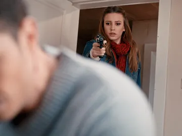 Mira dispara a Kenan Mira dispara a Kenan