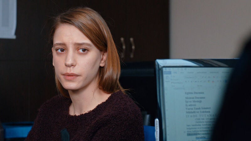 Mira confiesa a la policía que fue ella quien disparó a Kenan