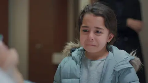 Zeynep se despide de Turna para siempre Zeynep se despide de Turna para siempre