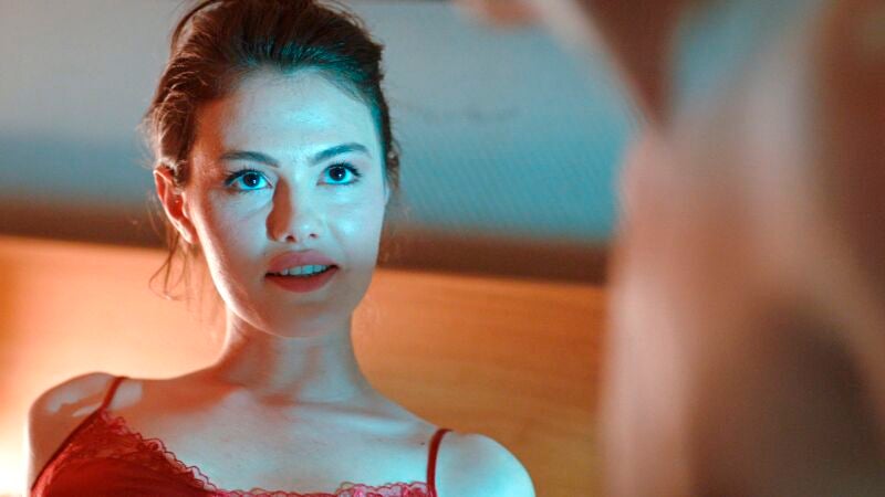 La compañera de piso de Yaman trata de acostarse con él