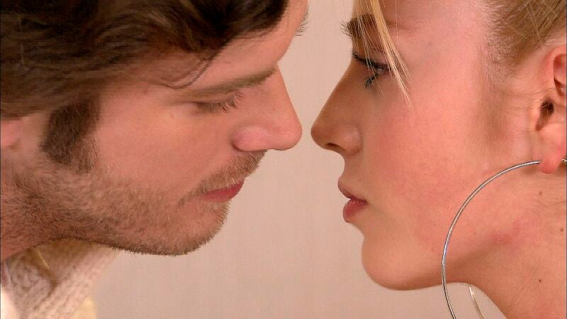 Behlül queda con su exnovia Selene