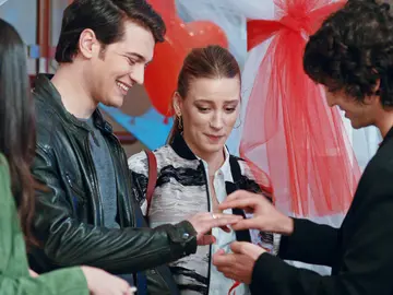 Yaman y Mira celebran su ceremonia de compromiso Yaman y Mira celebran su ceremonia de compromiso