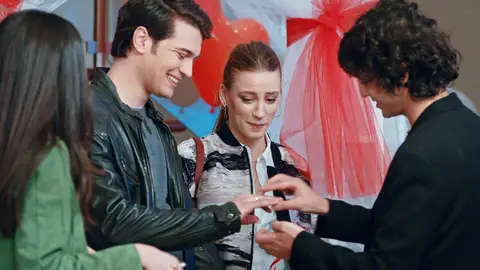 Yaman y Mira celebran su ceremonia de compromiso Yaman y Mira celebran su ceremonia de compromiso