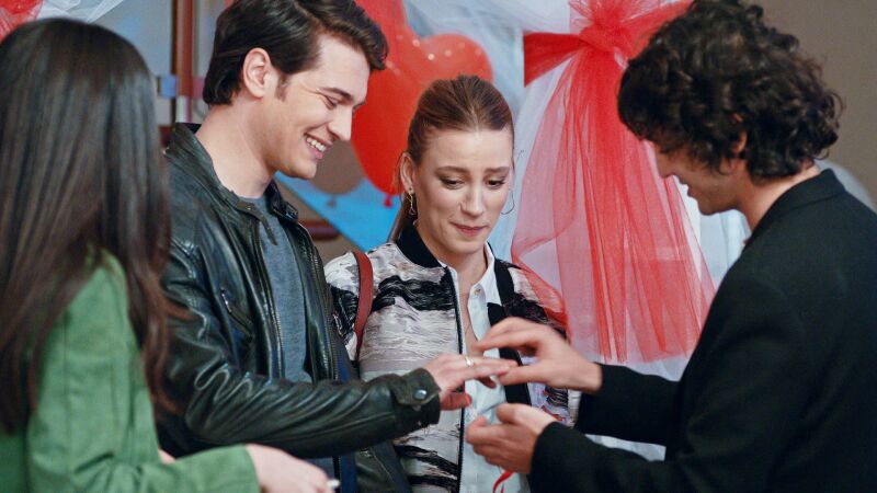 Yaman y Mira se ponen los anillos en la ceremonia de compromiso