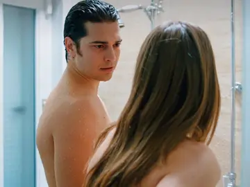 Yaman y Mira, desnudos en la ducha Yaman y Mira, desnudos en la ducha