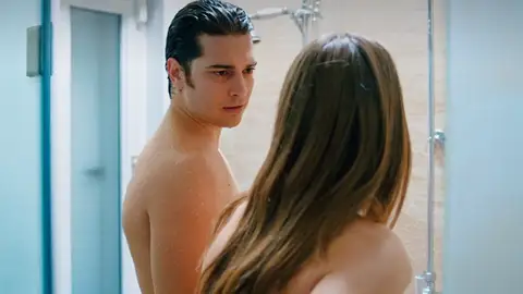 Yaman y Mira, desnudos en la ducha Yaman y Mira, desnudos en la ducha