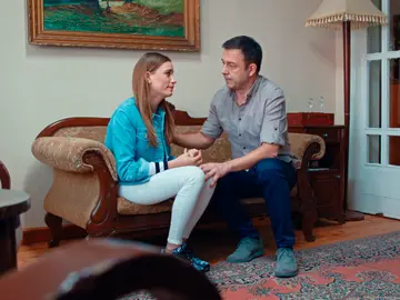 El padre de Mira descubre su plan de ser madre El padre de Mira descubre su plan de ser madre