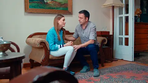 El padre de Mira descubre su plan de ser madre momento destacado