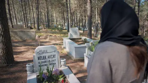 Turna ha muerto: Zeynep visita la tumba de su hija Turna ha muerto: Zeynep visita la tumba de su hija