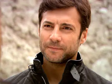 Levent saca al padre de Feriha de la cárcel Levent saca al padre de Feriha de la cárcel