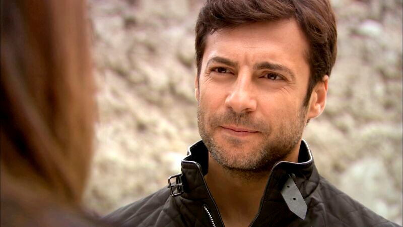 Levent saca al padre de Feriha de la cárcel