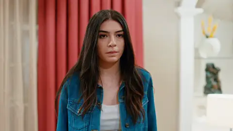 Eylül se enfada muchísimo con Mert por hacer pública su relación Eylül se enfada muchísimo con Mert por hacer pública su relación
