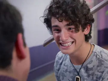Temo se emociona cuando Aris le canta la canción de Aristemo Temo se emociona cuando Aris le canta la canción de Aristemo