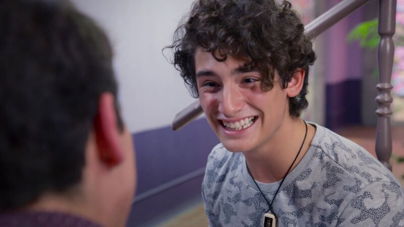 Temo se emociona cuando Aris le canta la canción de Aristemo