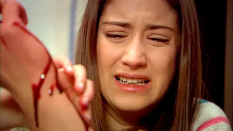 Feriha le salva la vida a Emir justo antes de que se desangre momento destacado