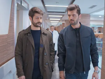 Comisario Sinan junto a Ali Comisario Sinan junto a Ali