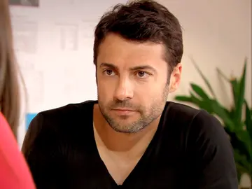 Feriha consuela a Levent tras la muerte de su madre Feriha consuela a Levent tras la muerte de su madre