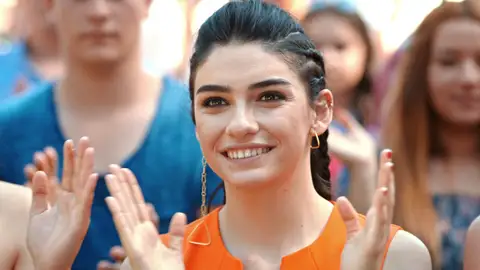 Mert le pide matrimonio a Eylül delante de todos momento destacado