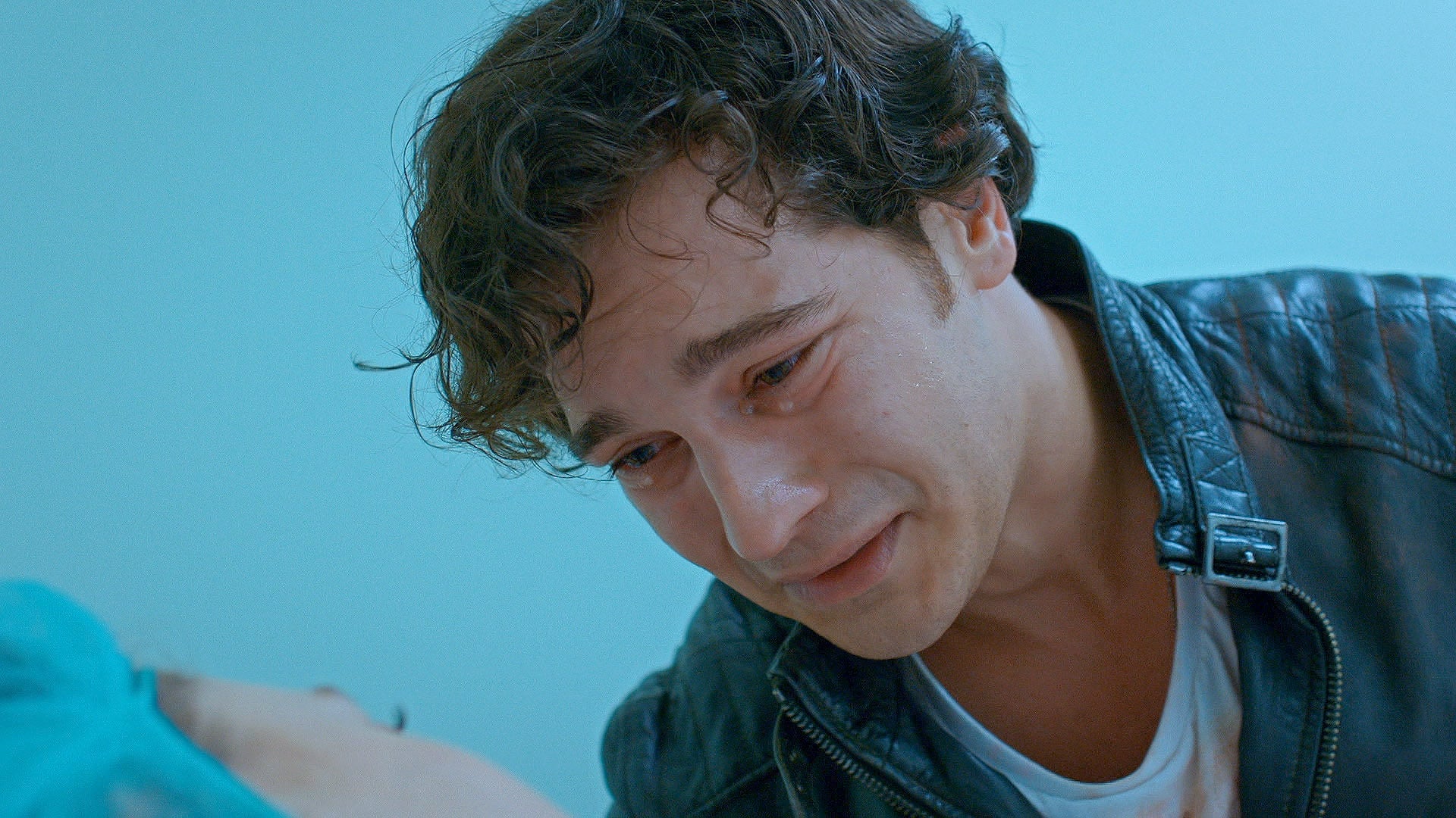 Yaman aparece emocionado durante as cenas de hospital na reta final de Medcezir