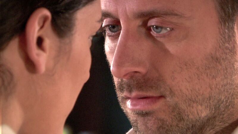 Sherezade y Onur, a punto de besarse