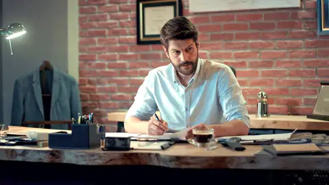 Sinan se piensa si firmar o no los papeles de divorcio de ZeynepSinan se piensa si firmar o no los papeles de divorcio de Zeynep momento destacado