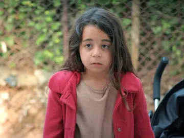 La pequeña Melek regresa a casa con Sule La pequeña Melek regresa a casa con Sule