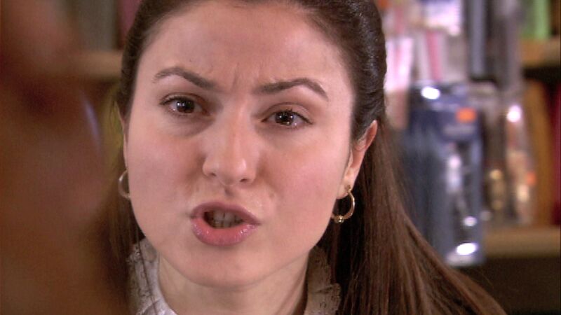 Füsun se enfrenta a la amante de su marido