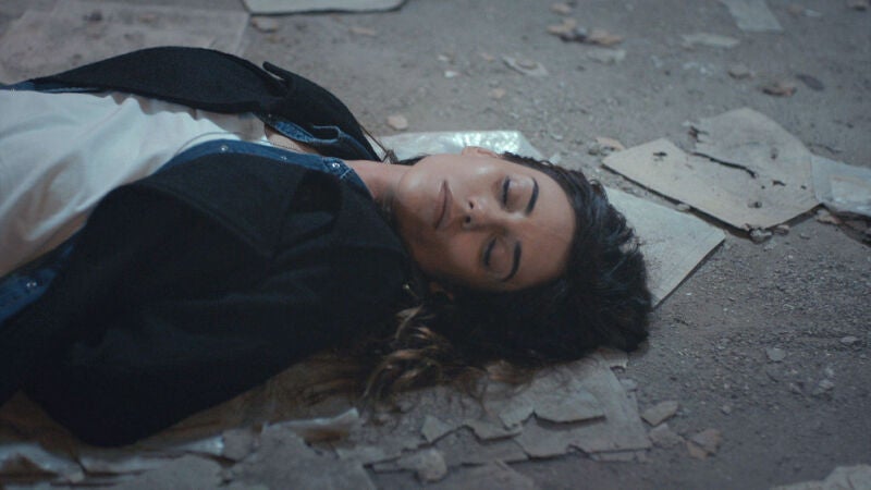 Zeynep, inconsciente junto a un Sinan atrapado por Cengiz