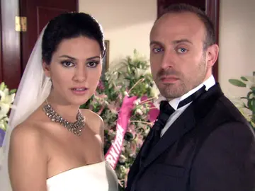 La boda de Onur y Sherezade es interrumpida por una horrible noticia La boda de Onur y Sherezade es interrumpida por una horrible noticia