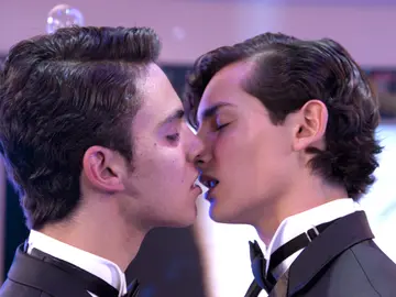Aris y Temo por fin se dan su primer beso Aris y Temo por fin se dan su primer beso