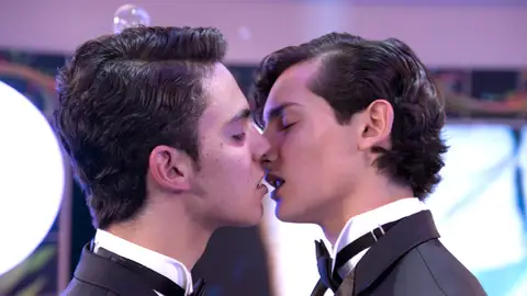 Aris y Temo por fin se dan su primer beso momento destacado