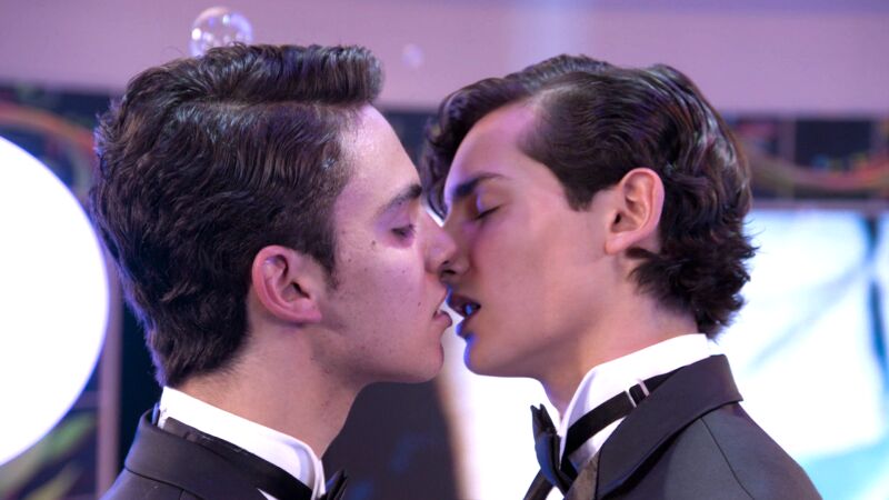 Aris y Temo por fin se dan su primer beso