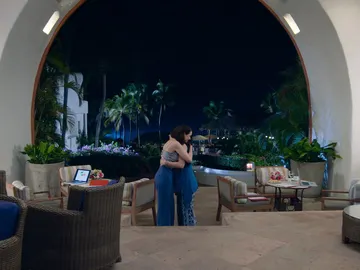 Abrazo entre Julieta y Susana Abrazo entre Julieta y Susana